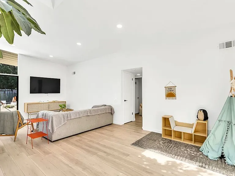 8712 Celery Ct — Photo 4