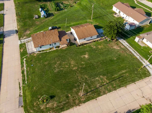 607 S Elm St, Weeping Water, NE 68463