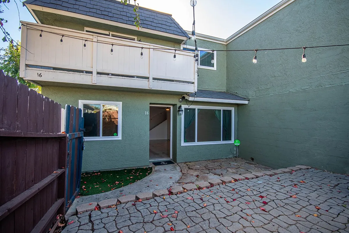 Building Photo - 3700 Highland Dr #16