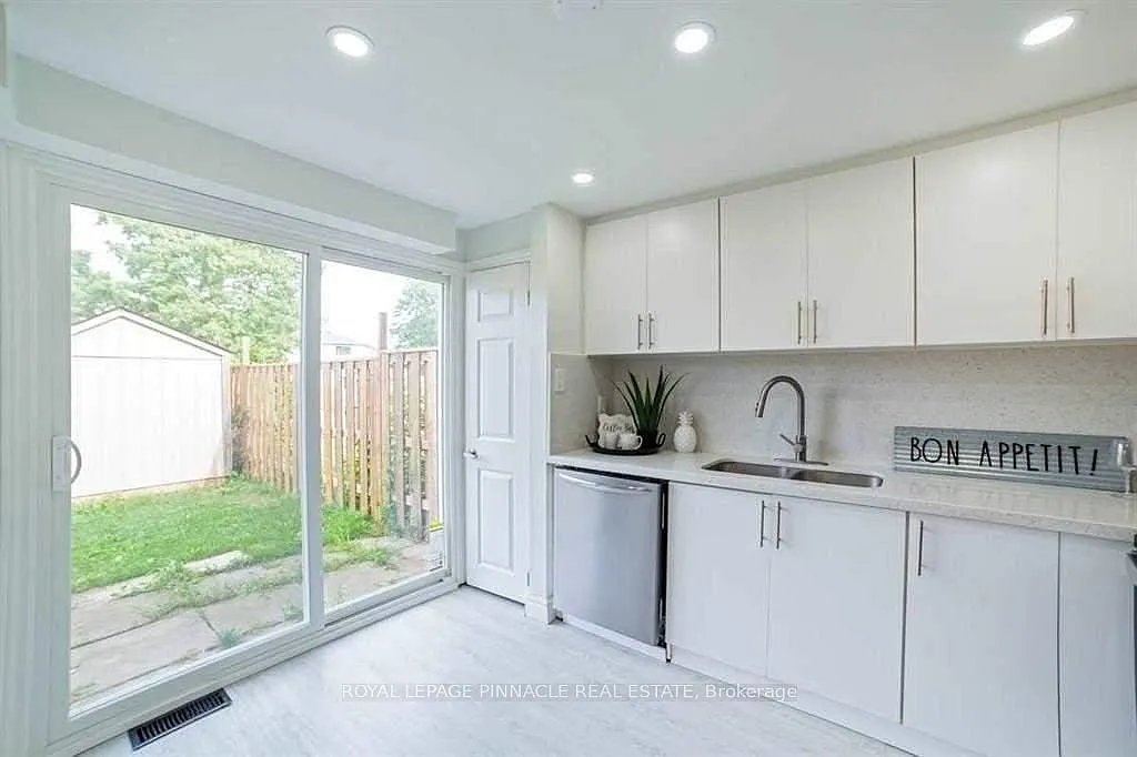 5 bed, $2,550 — Photo 2