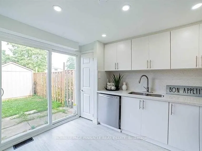 733 Parkview Cres — Photo 2