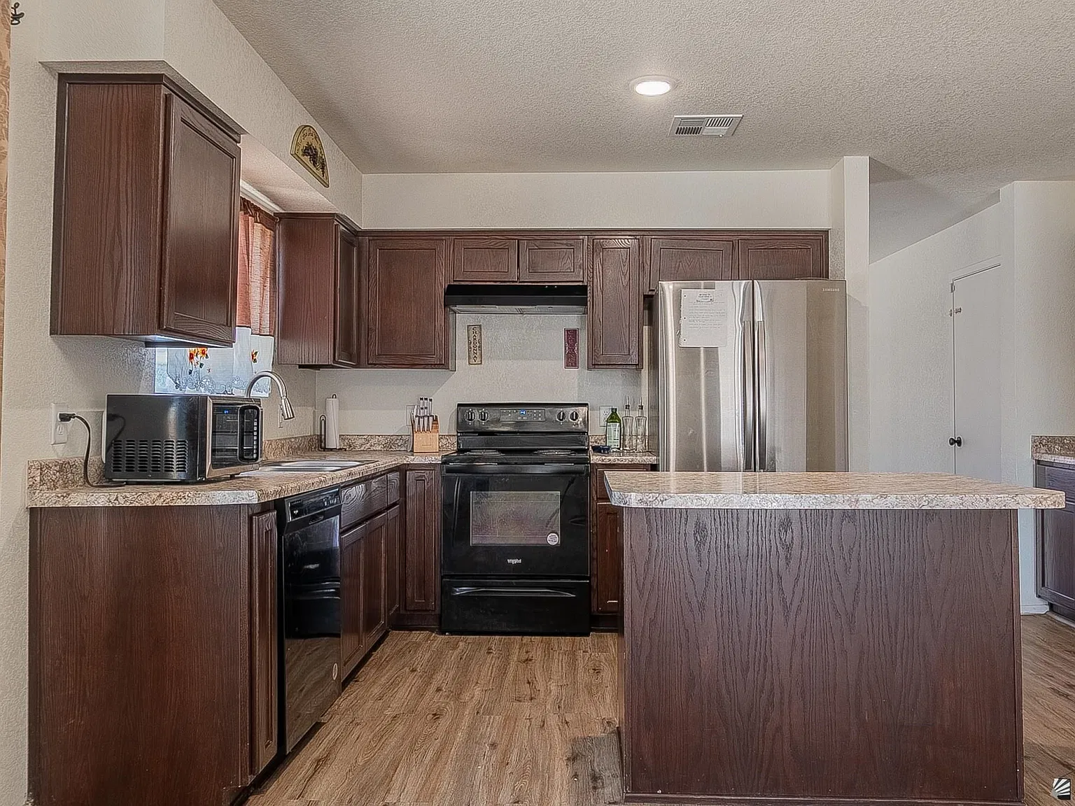 4 bed, 2.0 bath, 1537 sqft, $1,600 — Photo 3