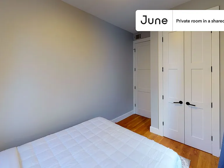 679 Halsey St #B — Photo 3