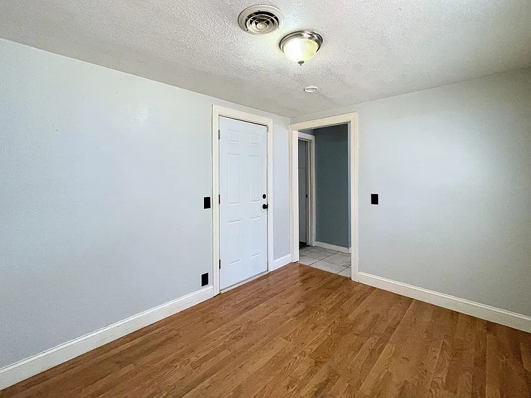 302 N Reno Ave — Photo 13