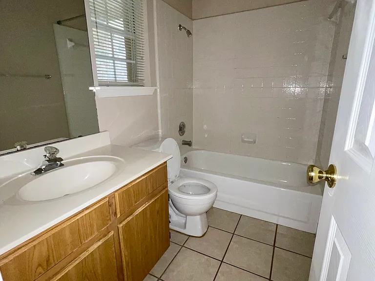 1904 Hollow Ridge Dr — Photo 17