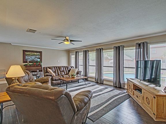 3rd image of 904 Saratoga Ct