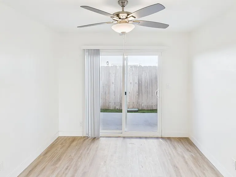 330 W I St — Photo 21