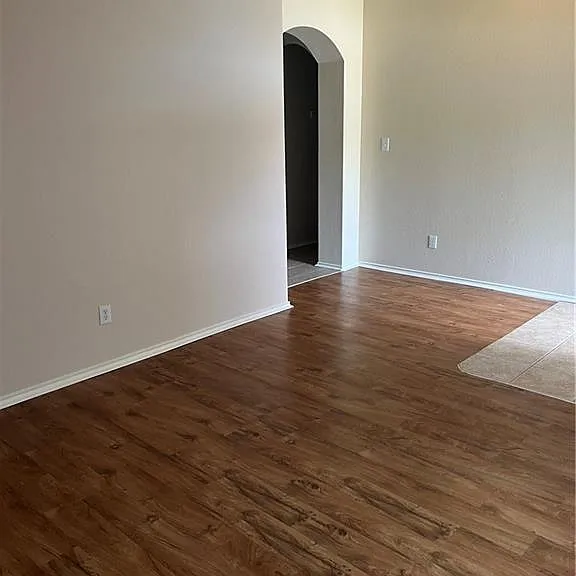 107 Aguilar Dr — Photo 2