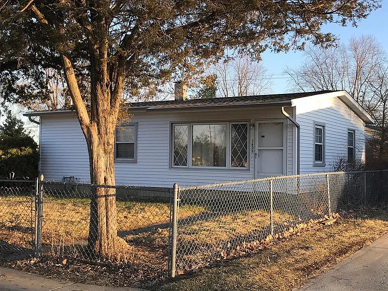 1425 Evans Ave — Photo 1