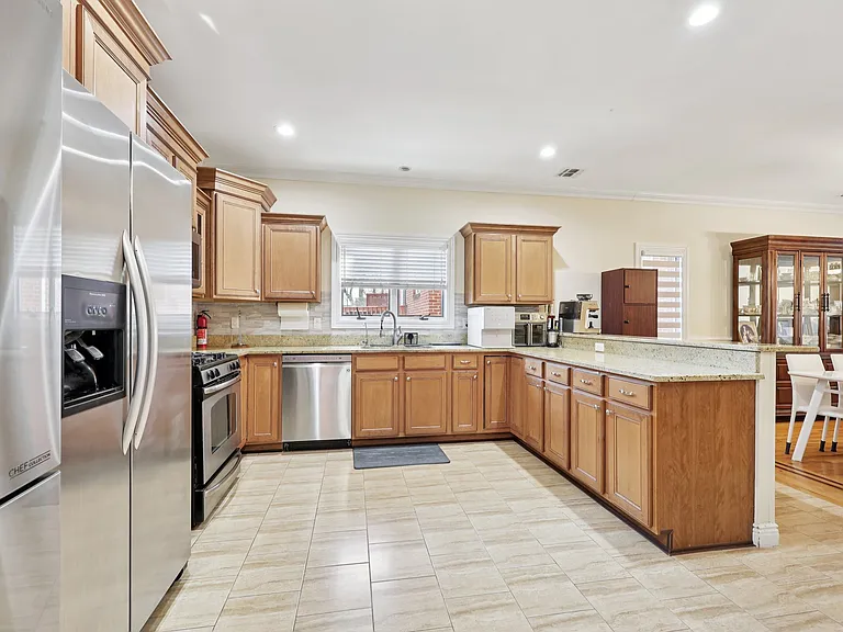 421 Lafayette Ave — Photo 3