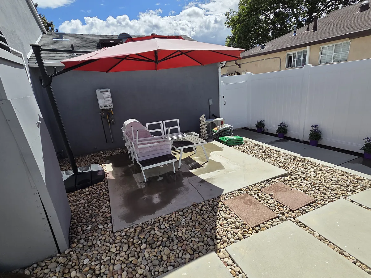 Courtyard w/ umbrella & patio furniture. - 16915 1/2 Hartland St