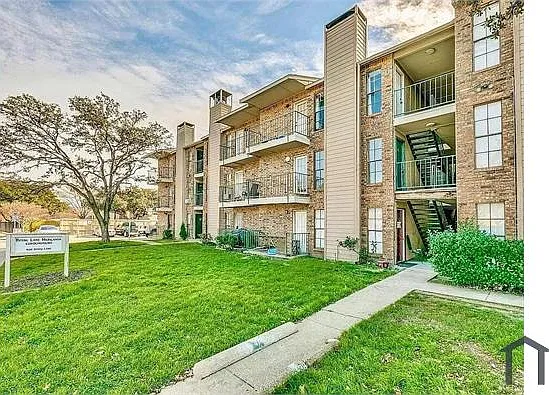 9520 Royal Ln #305
