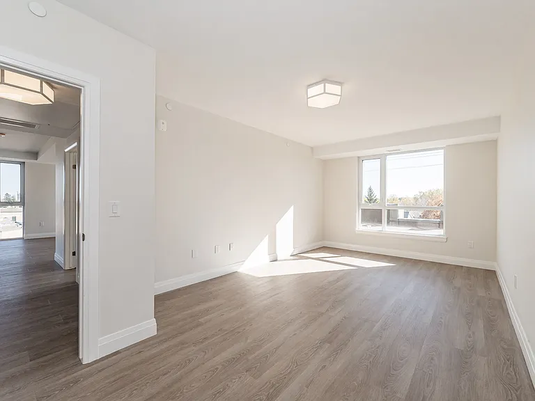 460 Columbia St W — Photo 206