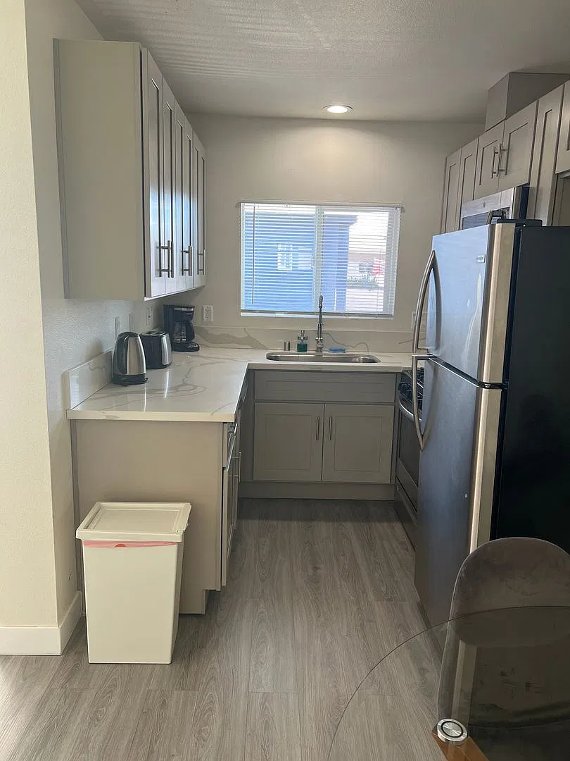 Spacious Upstairs 1-Bedroom with Parking — Photo 3
