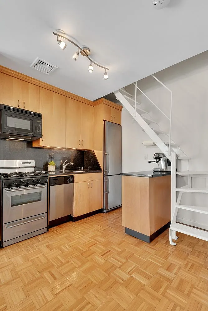 714 Sackett Street — Photo 3