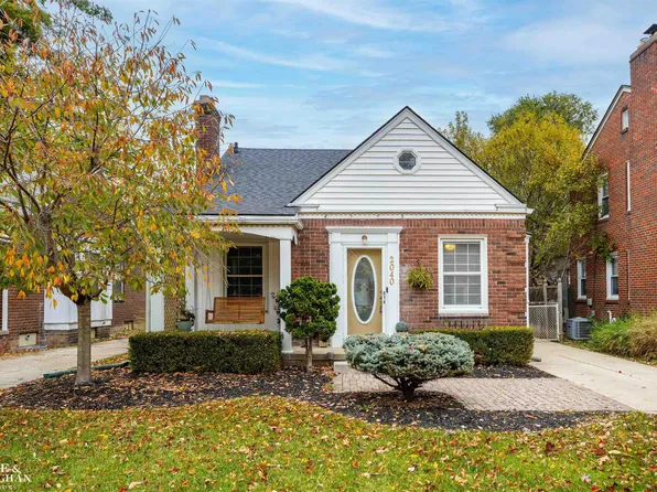 2040 Hunt Club Dr, Grosse Pointe Woods, MI 48236