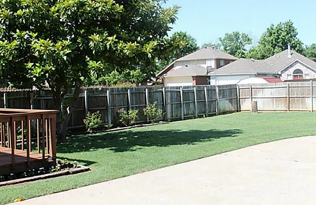 2109 Regency Dr — Photo 5