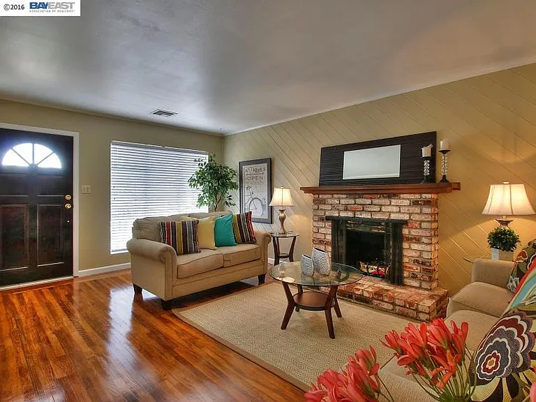 22215 Cameron St — Photo 10