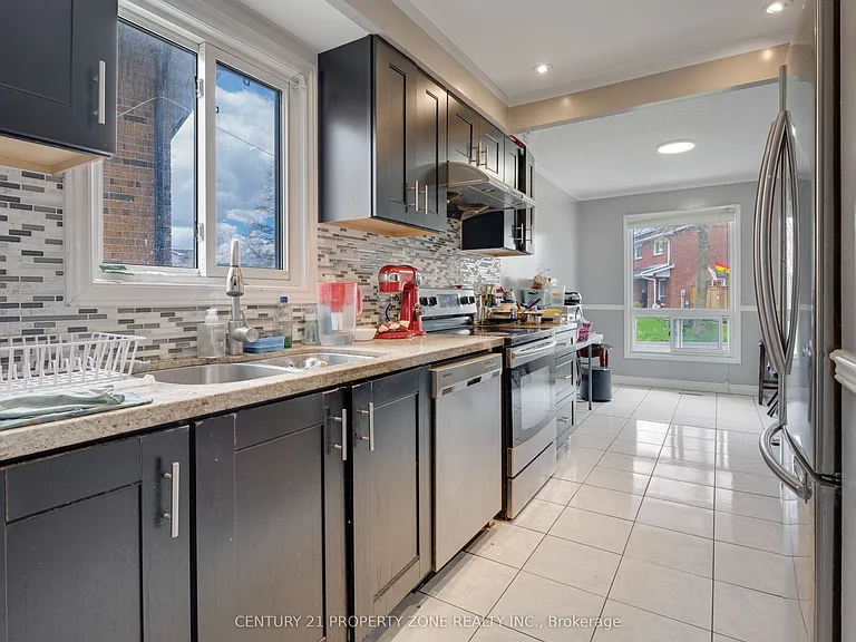 32 Lady Stewart Blvd — Photo 16