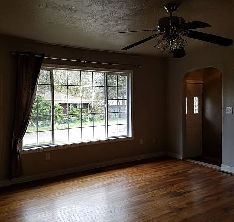 3rd image of 110 Lowrane Dr