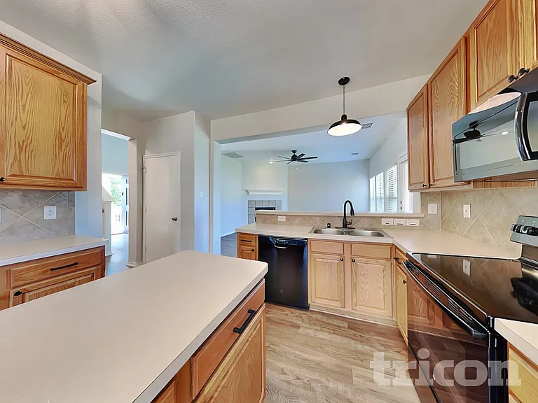 1525 Trent Dr — Photo 7