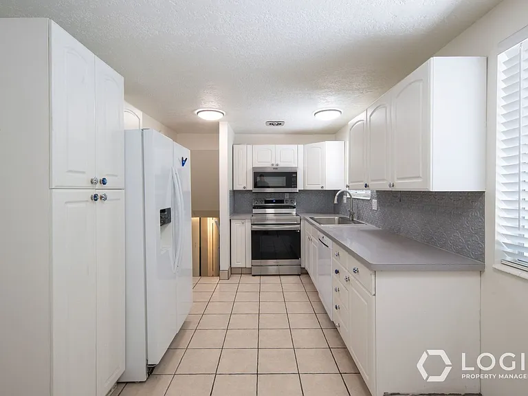 1911 E Cecelia Cir #1911 CECILIA CIRCLE — Photo 10