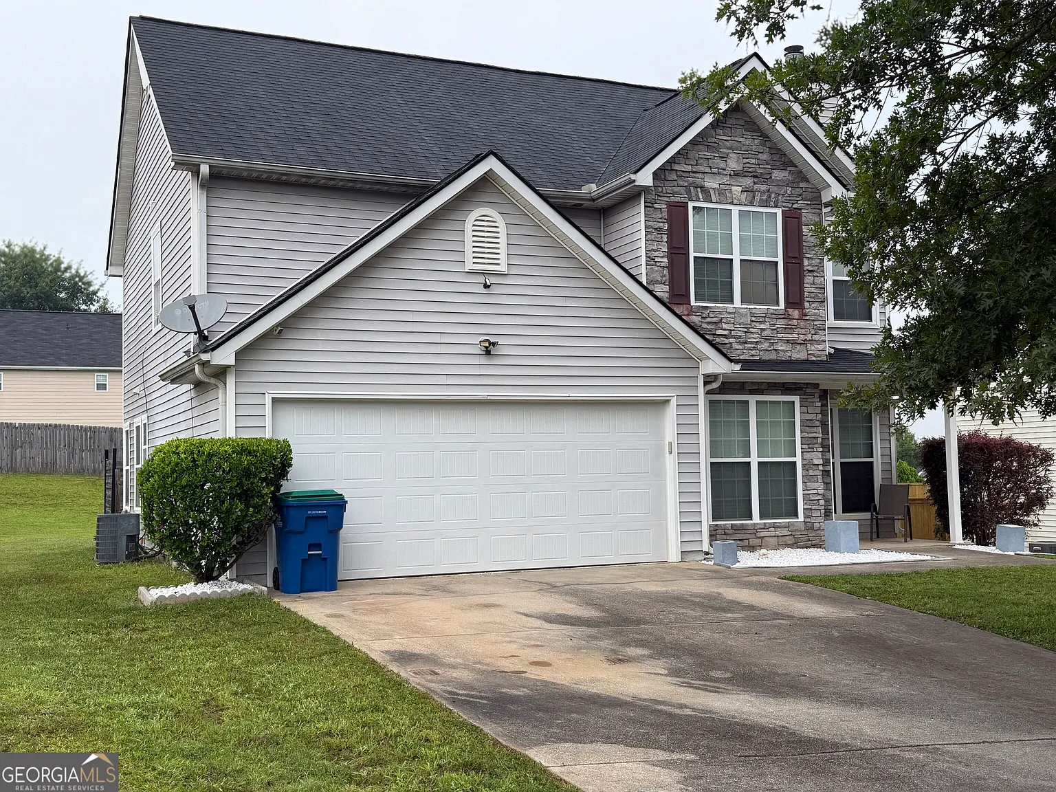 3 bed, 2.5 bath, 1924 sqft, $2,300 — Photo 2