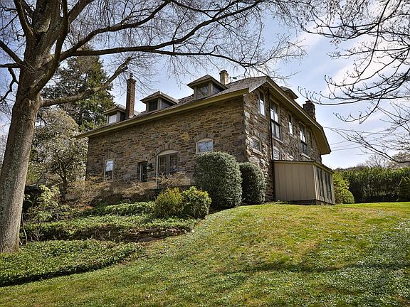 Exterior, Rear, View #1