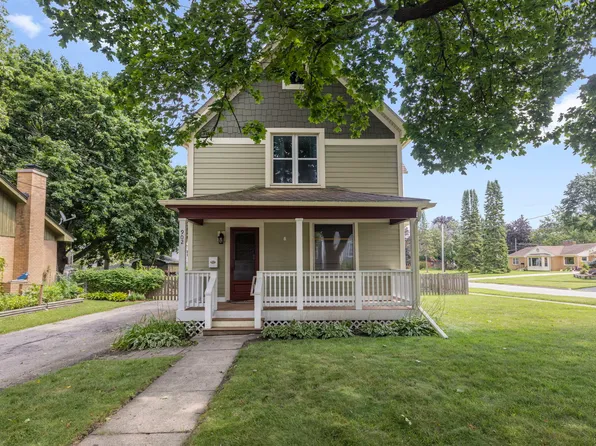 902 Wicker St, Woodstock, IL 60098