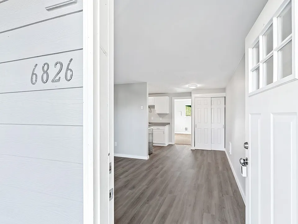 6804-6838 N Richmond Ave
