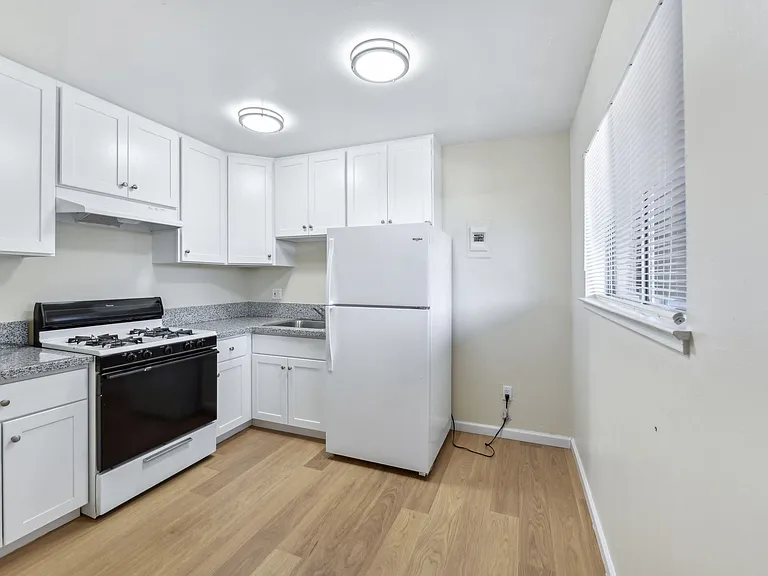 ROCKINGHAM APARTMENTS — Photo 8