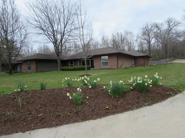 711 Rose Hill Cove Ln, Danville, IL 61834