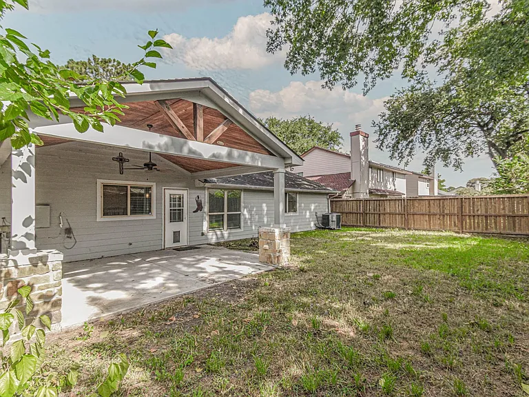 8806 Lakeside Forest Dr — Photo 22