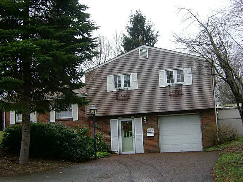 130 Surrey Dr photo 1