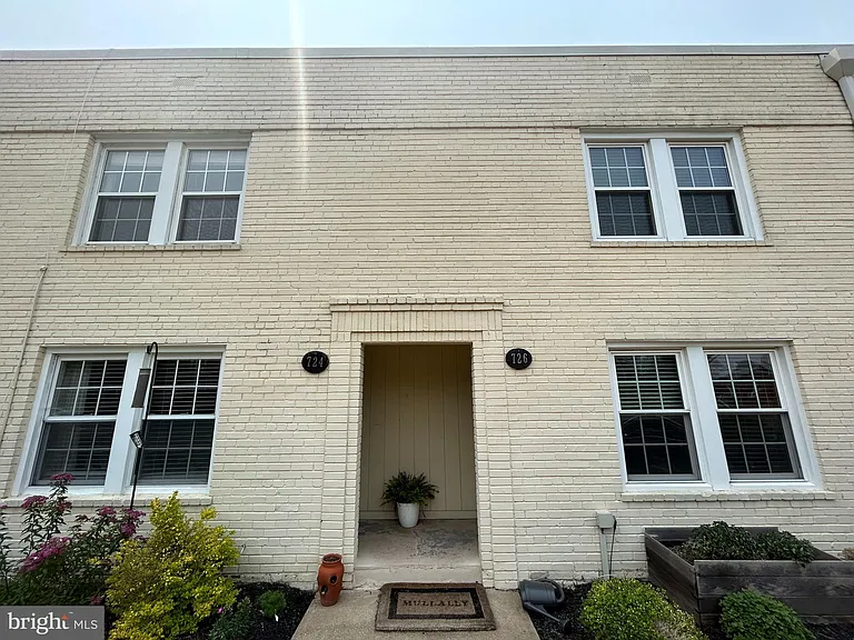 726 N Oakland St — Photo 1