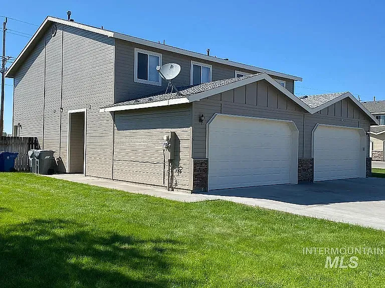 116 NE Lotus Ct #116 — Photo 2