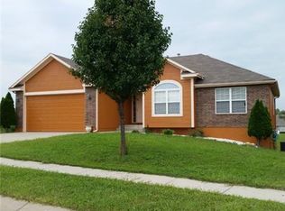 522 SW Lakeview Dr, Grain Valley, MO 64029