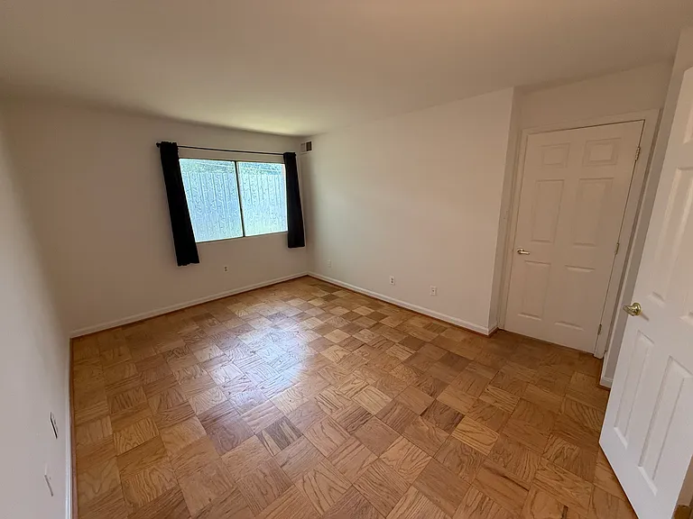 2911 Charing Cross Rd — Photo 19
