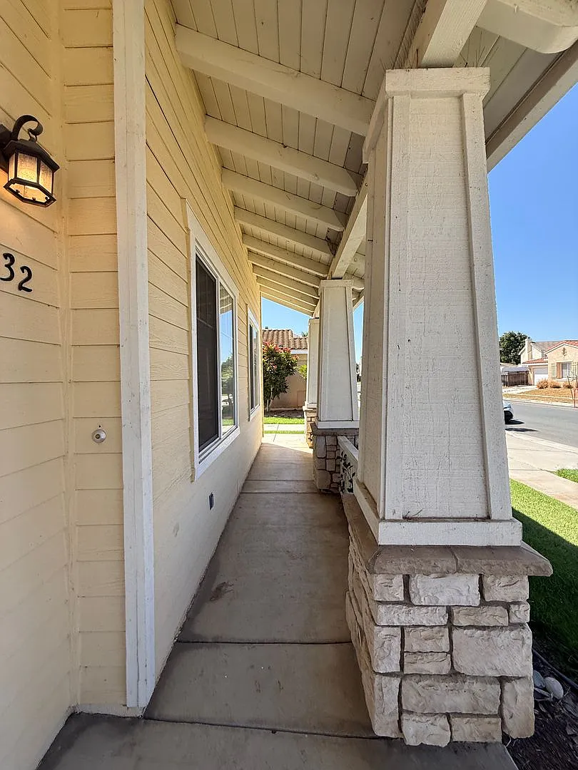 Large Two Story Home in Bradley Square Located Near Shopping/101 Frwy — Photo 4