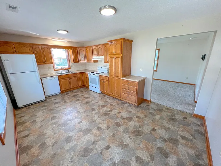 681 Maple Ave — Photo 24