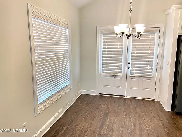733 Seneca Ct — Photo 6