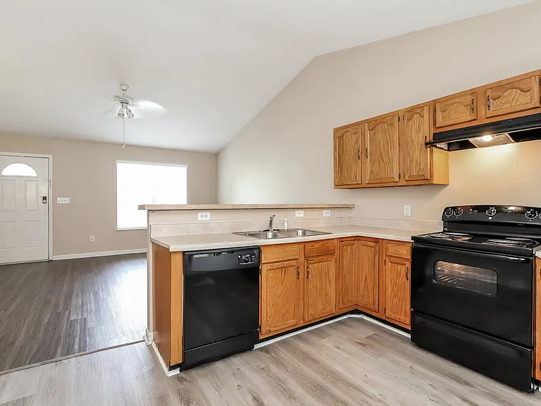 330 W Holt St — Photo 9