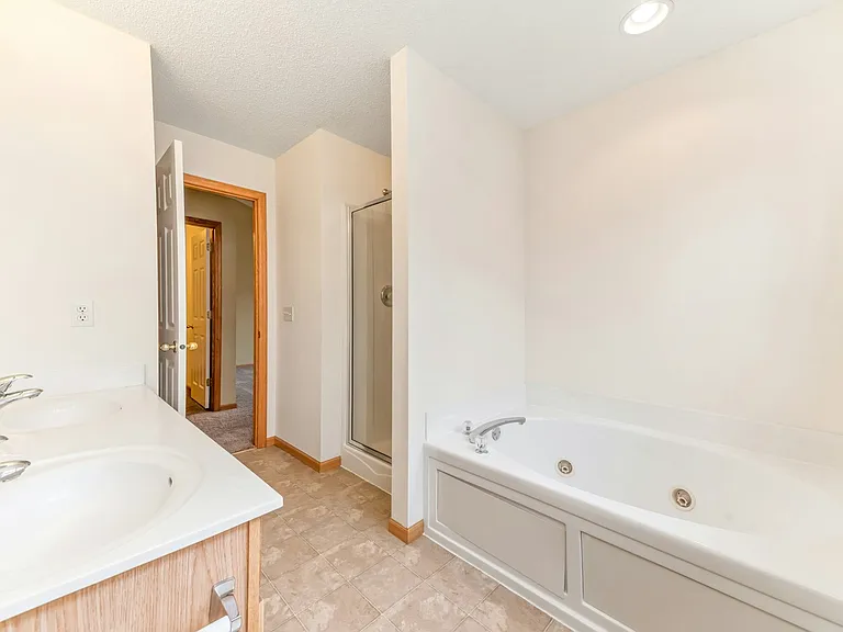 15726 Frisian Ln — Photo 32