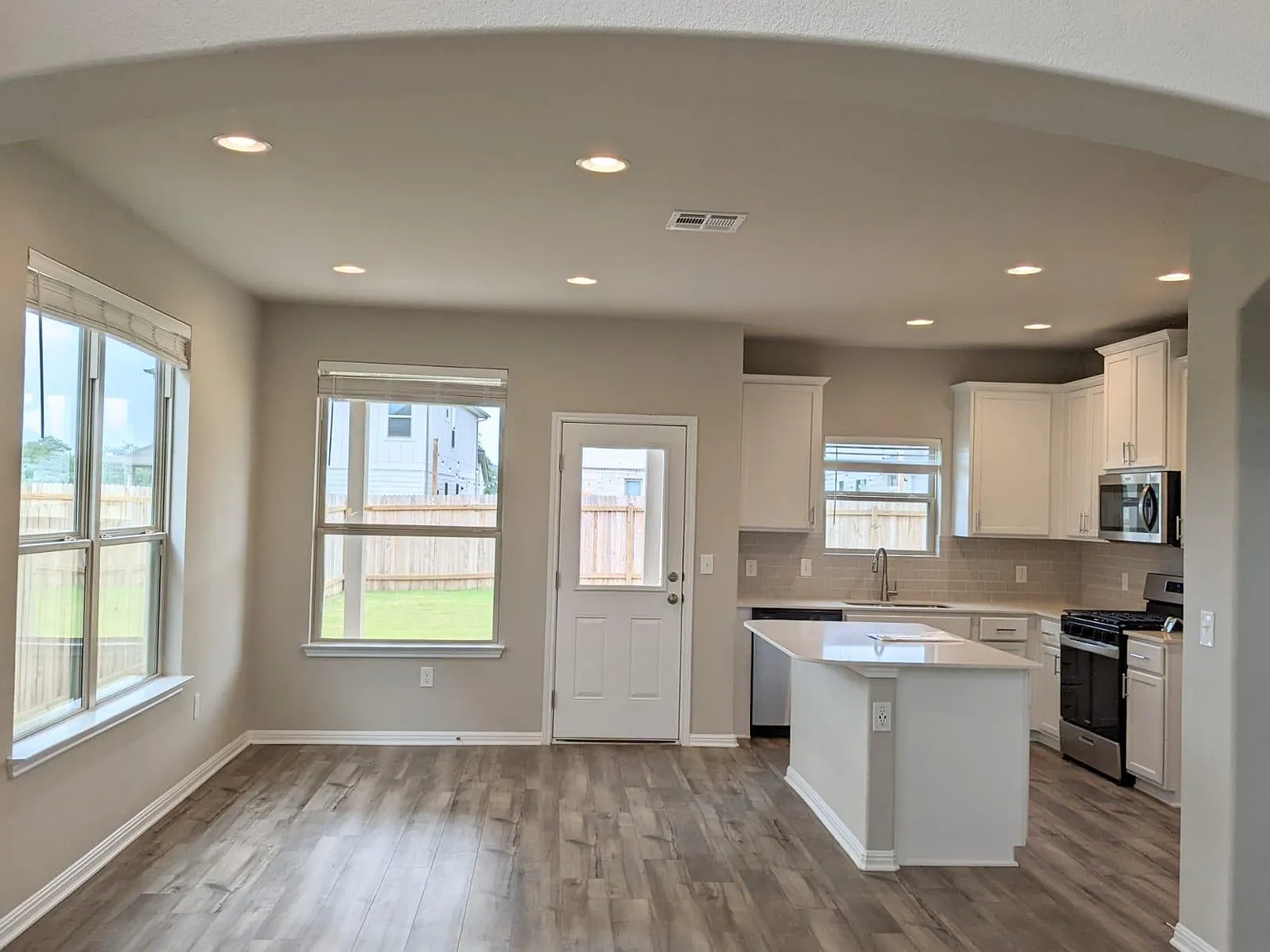 4 bed, 3.5 bath, 2273 sqft, $2,245 — Photo 4