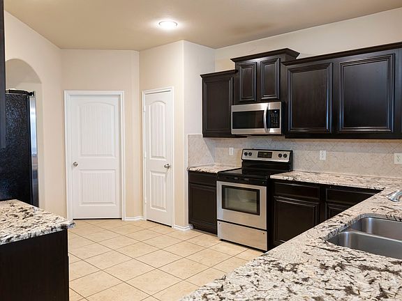 5th image of 601 Ivy Ln