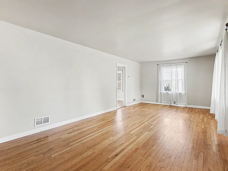 912 E Lasalle St — Photo 3