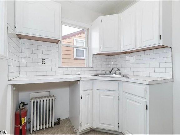 3rd image of 152 Schuyler Ave Floor 2