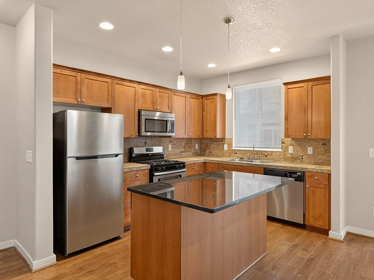 4 bed, 2.5 bath, 1580 sqft, $2,295 — Photo 4