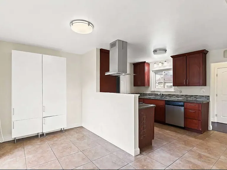 3020 Deseret Dr — Photo 2