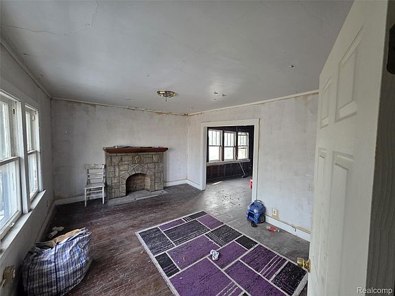 3rd image of 2575 Ashland St